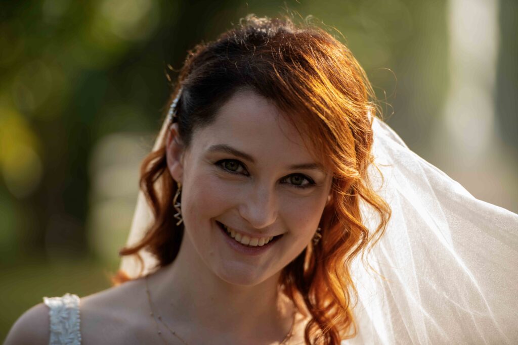 primo piano della sposa con velo in controluce