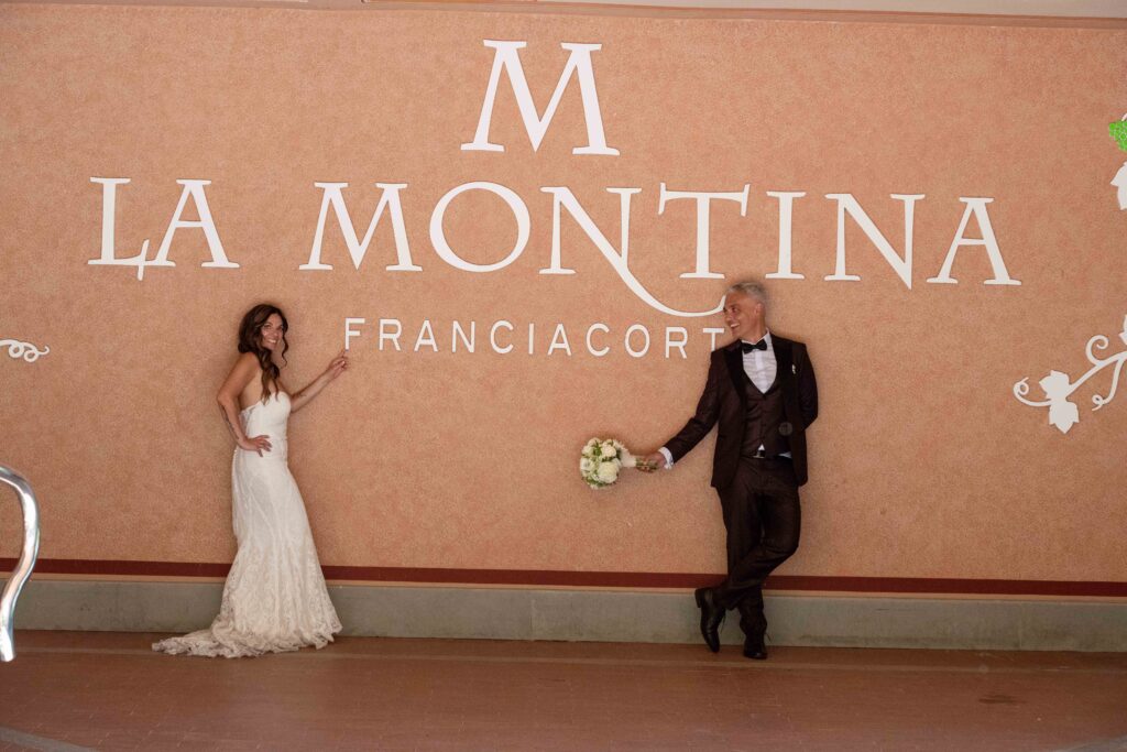 Gli sposi sotto l'insegna del ristorante