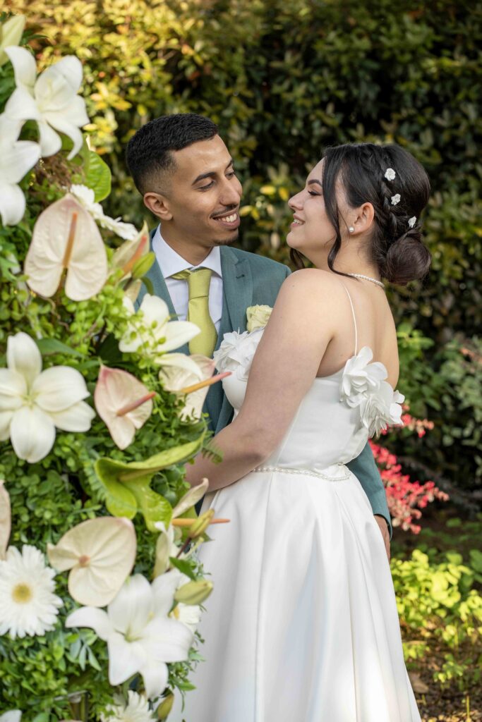 sguardo d'amore degli sposi tra i fiori