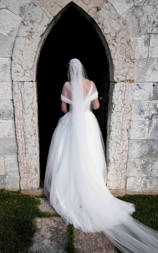 la sposa verso un ingresso del castello