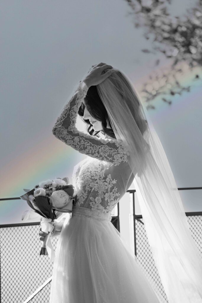 sposa con arcobaleno di sfondo