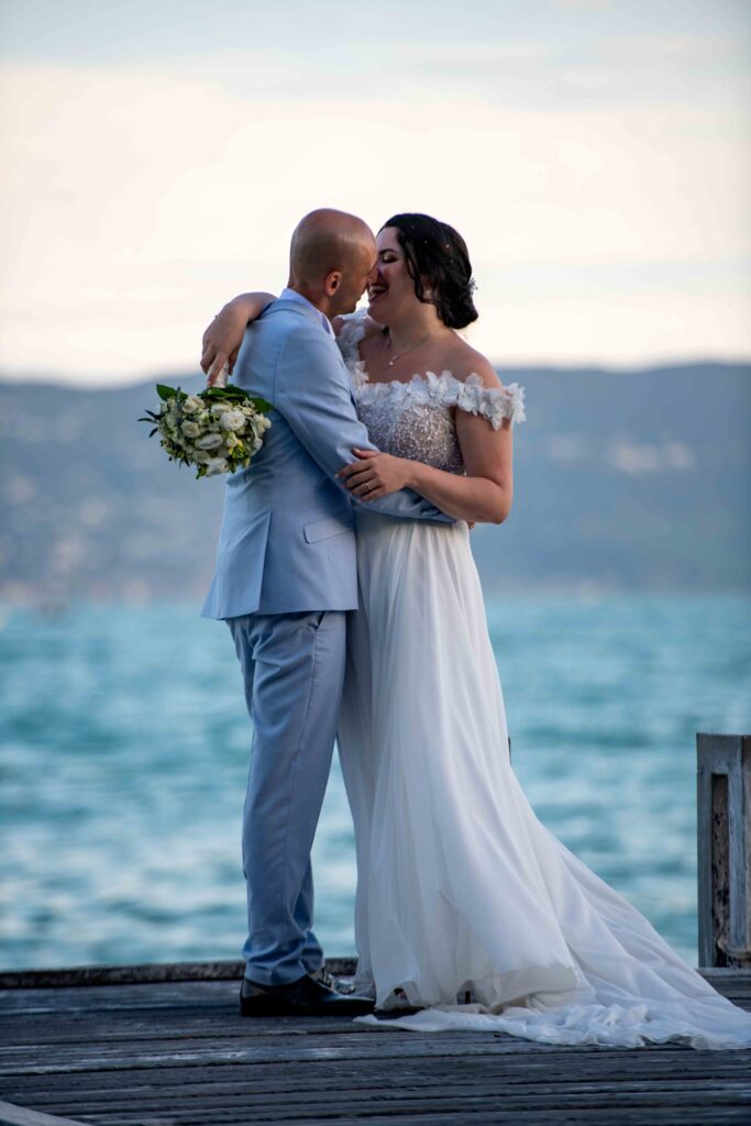 sposi abbracciati al lago