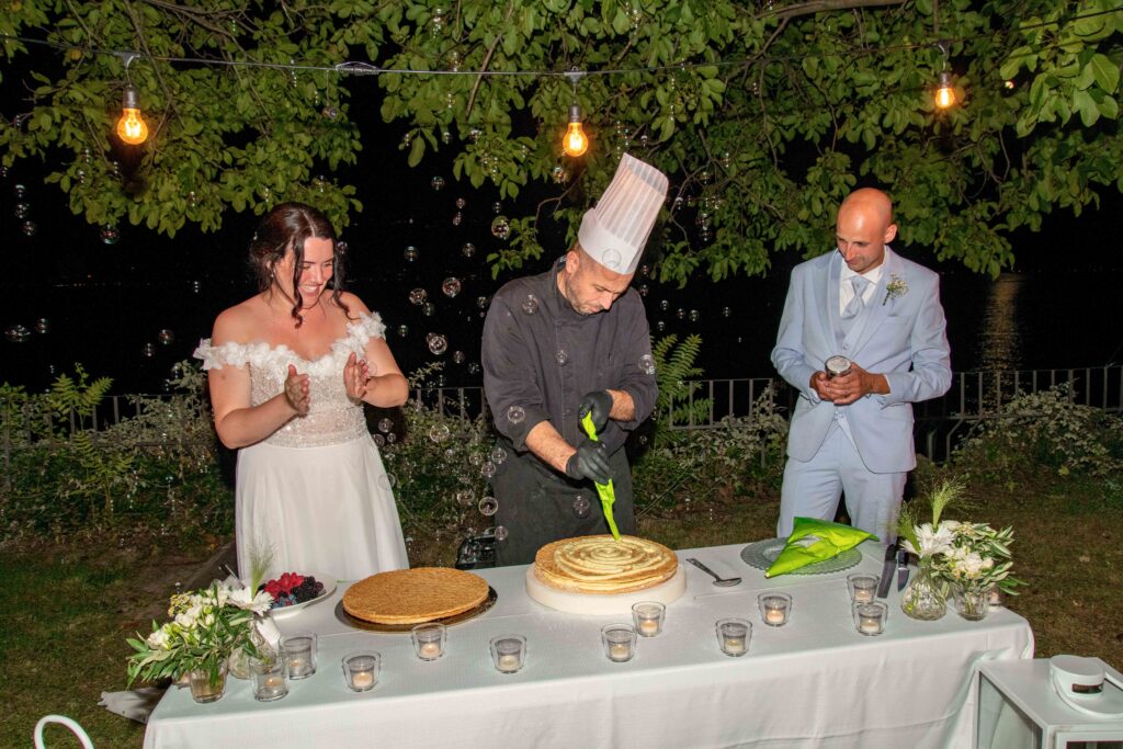 preparativi della torta con gli sposi