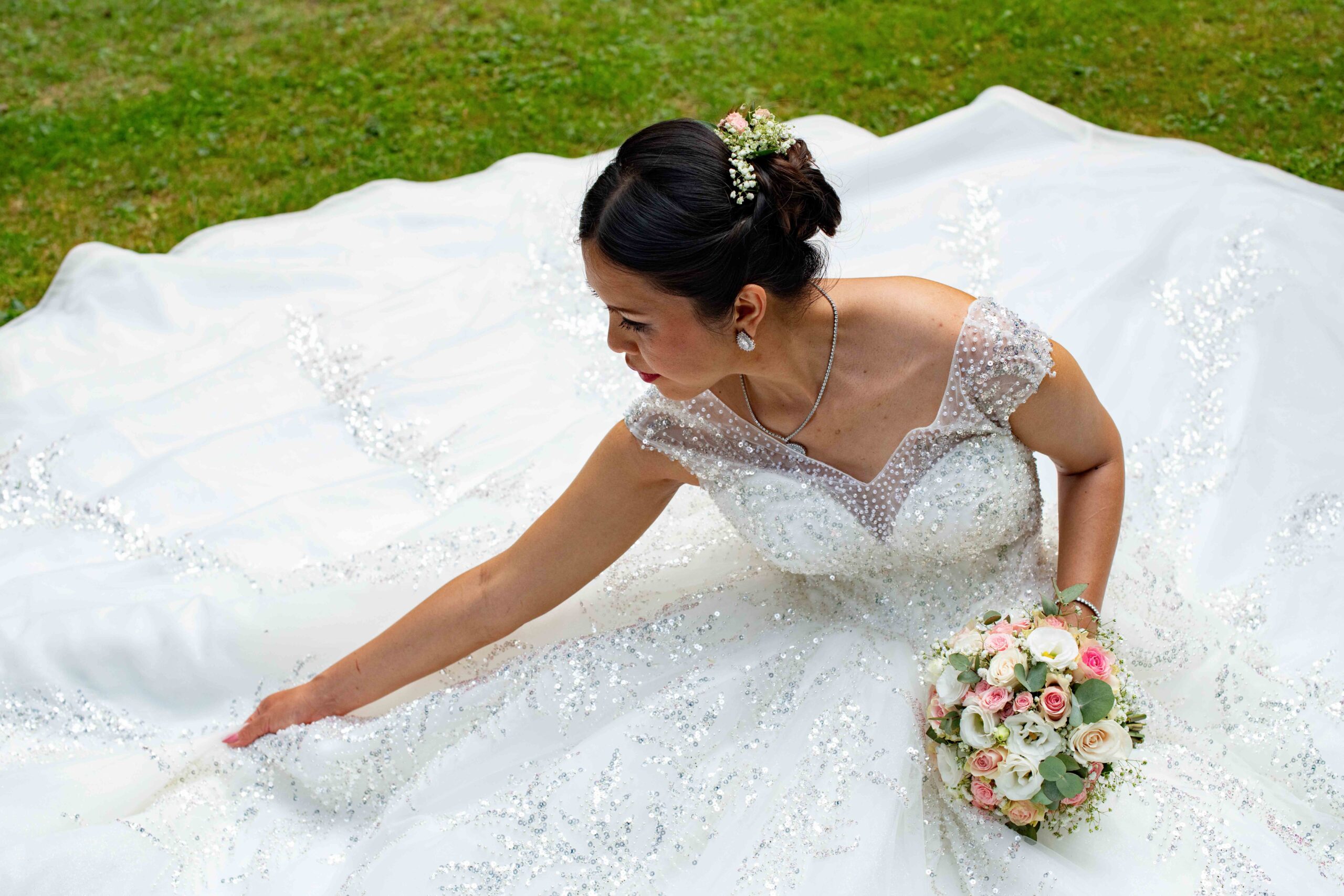 sposa seduta sul prato