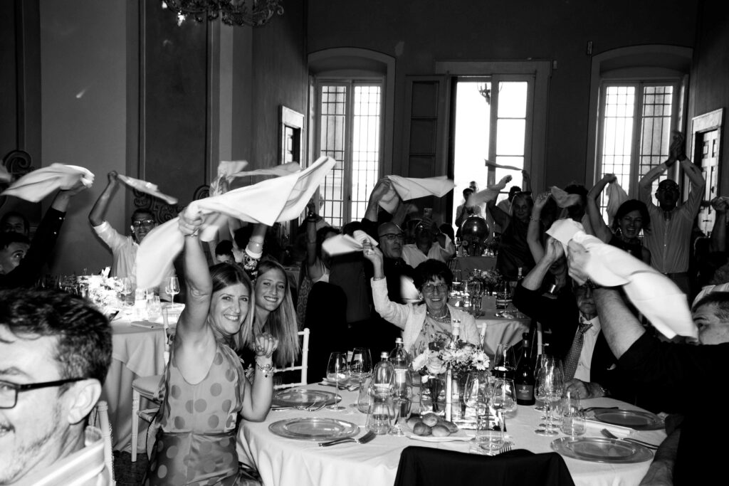 gli ospiti festeggiano l'ingresso degli sposi al ristorante