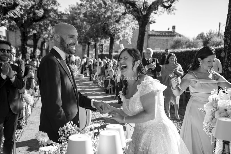 gli sposi ridono gioiosi durante la cerimonia