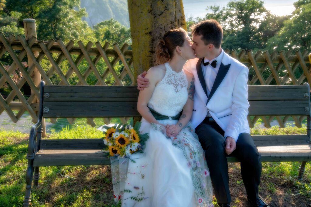 Sposi abbracciati sulla panchina del parco